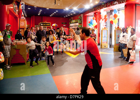 Hamleys Spielzeugladen Personal und Kinder, Hamleys speichern, Regent Street, London, England UK Stockfoto