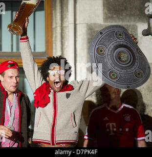 Spieler des FC Bayern München, Holger Badstuber (L) und Dante, feiern auf dem Balkon des Rathauses in München, Deutschland, 11. Mai 2013. Fußball-Bundesligisten FC Bayern München ist der deutsche Fußball-Meister der Saison 2012/13. Foto: Marc Müller Stockfoto