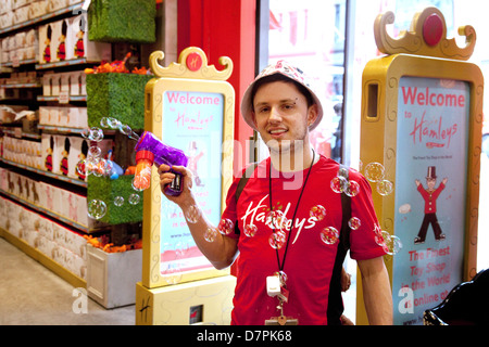 Hamleys Toyshop Spielzeug speichern, ein Mitglied des Personals, Regent Street, central London, UK Stockfoto