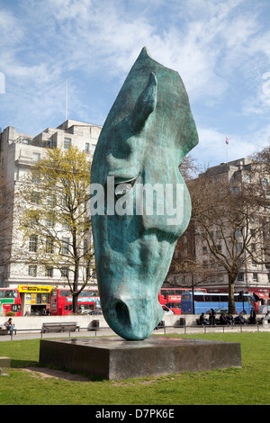 Pferdekopf Skulptur von Nic Fiddian-Green, genannt "Stilles Wasser" am Marble Arch, central London UK Stockfoto