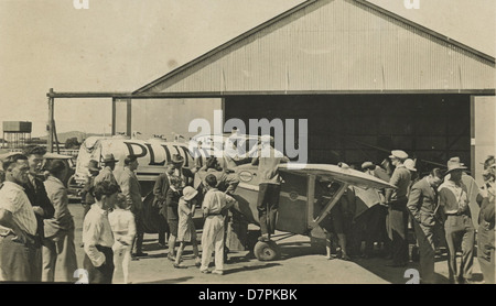 Arthur Butler und das Comper Swift Flugzeug G-ABRE werden 1931 auf einem Feld in Australien gesehen. Das Flugzeug, ein kleines und wendiges Eindeckflugzeug, ist von Zuschauern umgeben. Dieses Bild fängt einen wichtigen Moment in der frühen Luftfahrtgeschichte ein und unterstreicht das Design des Flugzeugs und das öffentliche Interesse dieser Zeit. Stockfoto
