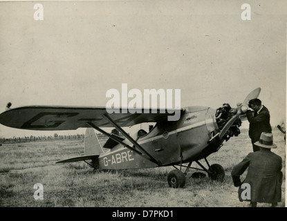 Der Comper Swift G-ABRE, ein kleines britisches Monoplane aus dem Jahr 1931, wird auf einem Feld in Australien gezeigt. Das von Arthur Butler gesteuerte Flugzeug ist Teil der Luftfahrtgeschichte und ist im Powerhouse Museum erhalten, das die Luftfahrt aus dem frühen 20. Jahrhundert zeigt. Stockfoto