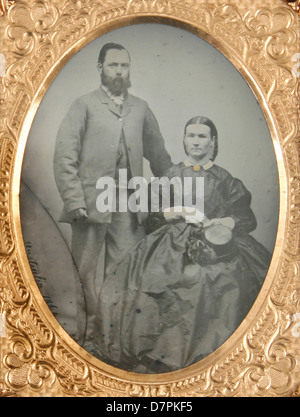 Dieses Foto aus dem Jahr 1864 zeigt einen nicht identifizierten Mann und eine Frau aus Australien. Es repräsentiert einen historischen Moment aus dem 19. Jahrhundert, der in der Sammlung des Powerhouse Museums aufbewahrt wurde. Stockfoto
