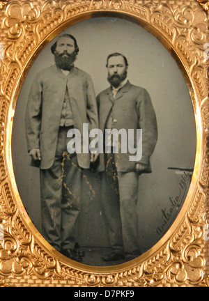 Dieses historische Foto aus dem Jahr 1864 zeigt unbekannte Männer in Australien und spiegelt einen Moment in der Geschichte des Landes im 19. Jahrhundert wider. Das Bild ist in der Sammlung des Powerhouse Museums erhalten und trägt zur Dokumentation des kulturellen und historischen Erbes Australiens bei. Stockfoto
