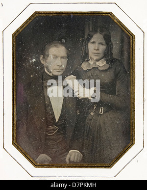 Dieses Foto aus dem Powerhouse Museum zeigt einen nicht identifizierten Mann und eine Frau, möglicherweise aus New South Wales, Australien. Das Bild fängt einen Moment im australischen Leben des frühen 20. Jahrhunderts ein und spiegelt die Mode und den sozialen Kontext dieser Zeit wider. Stockfoto