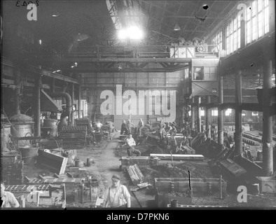 Dieses Bild aus dem Powerhouse Museum in Sydney zeigt die Iron Foundry in Clyde Works und zeigt industrielle Prozesse aus der australischen Industriegeschichte. Das Foto zeigt den Maßstab und die Maschinen einer Produktionsstätte aus dem 20. Jahrhundert. Stockfoto