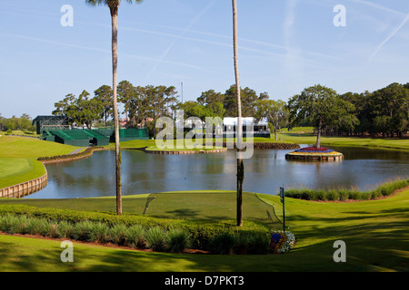 Abgebildet ist das berühmte 17. Inselgrün Loch des TOC Sawgrass Stadium Course in Ponte Vedra Beach, Florida Stockfoto