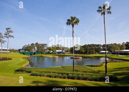 Abgebildet ist das berühmte 17. Inselgrün Loch des TOC Sawgrass Stadium Course in Ponte Vedra Beach, Florida Stockfoto