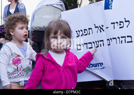 Jerusalem, Israel. 12. Mai 2013. Baby Kinderwagen Demonstranten rufen gegen kürzlich ernannten Finanzminister Lapid, war die Hoffnung der Mittelklasse- aber jetzt verlorene Popularität, während anspruchsvolle subventionierte am Nachmittag Kinderbetreuung. Jerusalem, Israel. 12. Mai 2013.  Mehrere Dutzend Kinderwagen Demonstranten marschieren mit Kindern Jerusalems Emek Refaim Straße demonstrieren gegen Regierung Budgetkürzungen und anspruchsvolle subventionierte am Nachmittag Kinderbetreuung. Bildnachweis: Nir Alon/Alamy Live-Nachrichten Stockfoto