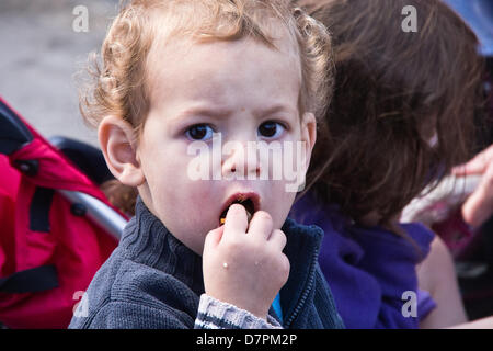 Jerusalem, Israel. 12. Mai 2013. Baby Kinderwagen Demonstranten rufen gegen kürzlich ernannten Finanzminister Lapid, war die Hoffnung der Mittelklasse- aber jetzt verlorene Popularität, während anspruchsvolle subventionierte am Nachmittag Kinderbetreuung. Jerusalem, Israel. 12. Mai 2013.  Mehrere Dutzend Kinderwagen Demonstranten marschieren mit Kindern Jerusalems Emek Refaim Straße demonstrieren gegen Regierung Budgetkürzungen und anspruchsvolle subventionierte am Nachmittag Kinderbetreuung. Bildnachweis: Nir Alon/Alamy Live-Nachrichten Stockfoto