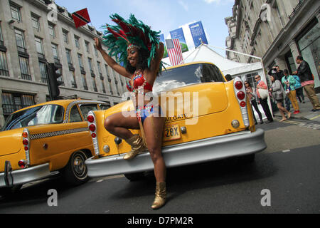 Eine Karnevalskönigin aus Trinidad & Tobago von zwei New Yorker Taxis in der Regent Street gesehen. Kredit-David Mbiyu/Alamy Live-Nachrichten Stockfoto