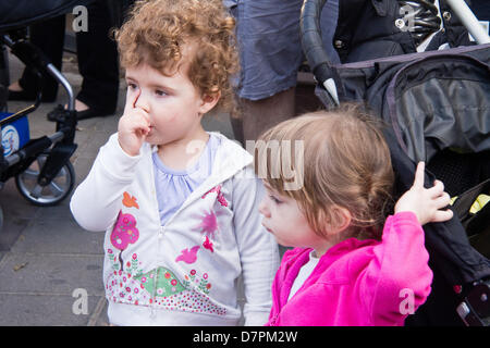 Jerusalem, Israel. 12. Mai 2013. Baby Kinderwagen Demonstranten rufen gegen kürzlich ernannten Finanzminister Lapid, war die Hoffnung der Mittelklasse- aber jetzt verlorene Popularität, während anspruchsvolle subventionierte am Nachmittag Kinderbetreuung. Jerusalem, Israel. 12. Mai 2013.  Mehrere Dutzend Kinderwagen Demonstranten marschieren mit Kindern Jerusalems Emek Refaim Straße demonstrieren gegen Regierung Budgetkürzungen und anspruchsvolle subventionierte am Nachmittag Kinderbetreuung. Bildnachweis: Nir Alon/Alamy Live-Nachrichten Stockfoto