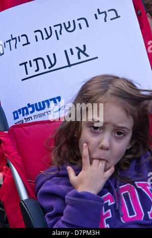 Jerusalem, Israel. 12. Mai 2013. Baby Kinderwagen Demonstranten rufen gegen kürzlich ernannten Finanzminister Lapid, war die Hoffnung der Mittelklasse- aber jetzt verlorene Popularität, während anspruchsvolle subventionierte am Nachmittag Kinderbetreuung. Jerusalem, Israel. 12. Mai 2013.  Mehrere Dutzend Kinderwagen Demonstranten marschieren mit Kindern Jerusalems Emek Refaim Straße demonstrieren gegen Regierung Budgetkürzungen und anspruchsvolle subventionierte am Nachmittag Kinderbetreuung. Bildnachweis: Nir Alon/Alamy Live-Nachrichten Stockfoto