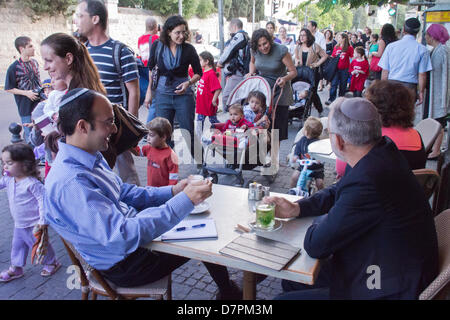 Jerusalem, Israel. 12. Mai 2013. Baby Kinderwagen Demonstranten rufen gegen kürzlich ernannten Finanzminister Lapid, war die Hoffnung der Mittelklasse- aber jetzt verlorene Popularität, während anspruchsvolle subventionierte am Nachmittag Kinderbetreuung. Jerusalem, Israel. 12. Mai 2013.  Mehrere Dutzend Kinderwagen Demonstranten marschieren mit Kindern Jerusalems Emek Refaim Straße demonstrieren gegen Regierung Budgetkürzungen und anspruchsvolle subventionierte am Nachmittag Kinderbetreuung. Bildnachweis: Nir Alon/Alamy Live-Nachrichten Stockfoto