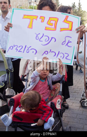 Jerusalem, Israel. 12. Mai 2013. Baby Kinderwagen Demonstranten rufen gegen kürzlich ernannten Finanzminister Lapid, war die Hoffnung der Mittelklasse- aber jetzt verlorene Popularität, während anspruchsvolle subventionierte am Nachmittag Kinderbetreuung. Jerusalem, Israel. 12. Mai 2013.  Mehrere Dutzend Kinderwagen Demonstranten marschieren mit Kindern Jerusalems Emek Refaim Straße demonstrieren gegen Regierung Budgetkürzungen und anspruchsvolle subventionierte am Nachmittag Kinderbetreuung. Bildnachweis: Nir Alon/Alamy Live-Nachrichten Stockfoto