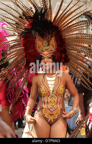 Eine Karnevalskönigin aus Trinidad & Tobago posiert für Fotos in der Regent Street. Kredit-David Mbiyu/Alamy Live-Nachrichten Stockfoto