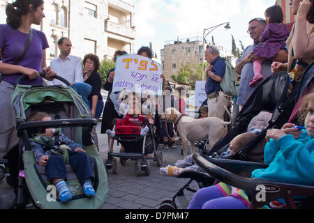 Jerusalem, Israel. 12. Mai 2013. Baby Kinderwagen Demonstranten rufen gegen kürzlich ernannten Finanzminister Lapid, war die Hoffnung der Mittelklasse- aber jetzt verlorene Popularität, während anspruchsvolle subventionierte am Nachmittag Kinderbetreuung. Jerusalem, Israel. 12. Mai 2013.  Mehrere Dutzend Kinderwagen Demonstranten marschieren mit Kindern Jerusalems Emek Refaim Straße demonstrieren gegen Regierung Budgetkürzungen und anspruchsvolle subventionierte am Nachmittag Kinderbetreuung. Bildnachweis: Nir Alon/Alamy Live-Nachrichten Stockfoto