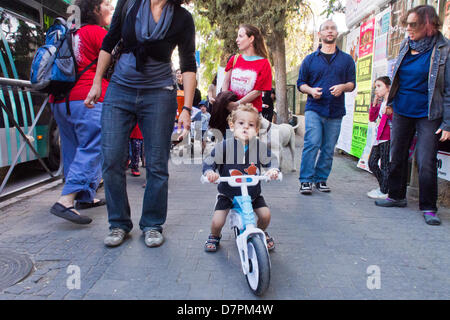 Jerusalem, Israel. 12. Mai 2013. Baby Kinderwagen Demonstranten rufen gegen kürzlich ernannten Finanzminister Lapid, war die Hoffnung der Mittelklasse- aber jetzt verlorene Popularität, während anspruchsvolle subventionierte am Nachmittag Kinderbetreuung. Jerusalem, Israel. 12. Mai 2013.  Mehrere Dutzend Kinderwagen Demonstranten marschieren mit Kindern Jerusalems Emek Refaim Straße demonstrieren gegen Regierung Budgetkürzungen und anspruchsvolle subventionierte am Nachmittag Kinderbetreuung. Bildnachweis: Nir Alon/Alamy Live-Nachrichten Stockfoto