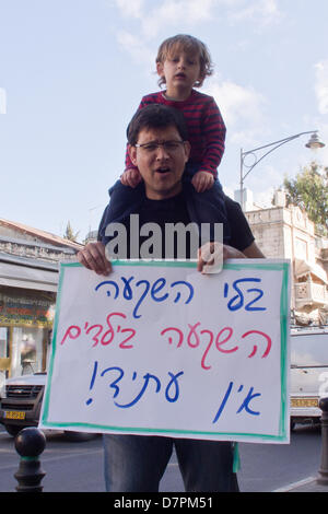 Jerusalem, Israel. 12. Mai 2013. Baby Kinderwagen Demonstranten rufen gegen kürzlich ernannten Finanzminister Lapid, war die Hoffnung der Mittelklasse- aber jetzt verlorene Popularität, während anspruchsvolle subventionierte am Nachmittag Kinderbetreuung. Jerusalem, Israel. 12. Mai 2013.  Mehrere Dutzend Kinderwagen Demonstranten marschieren mit Kindern Jerusalems Emek Refaim Straße demonstrieren gegen Regierung Budgetkürzungen und anspruchsvolle subventionierte am Nachmittag Kinderbetreuung. Bildnachweis: Nir Alon/Alamy Live-Nachrichten Stockfoto