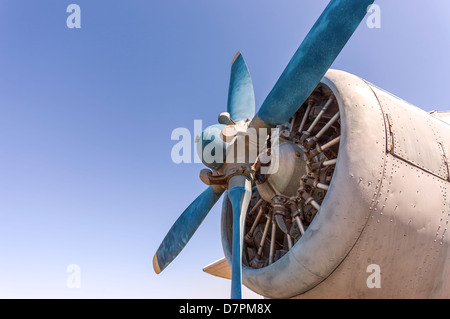 Propeller und Motor des alten Flugzeug gegen blauen Himmel Stockfoto