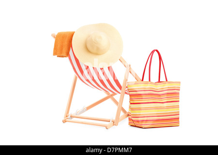 Sonnenliege mit Orangen Streifen und Sommer Accessoires, isoliert auf weißem Hintergrund Stockfoto