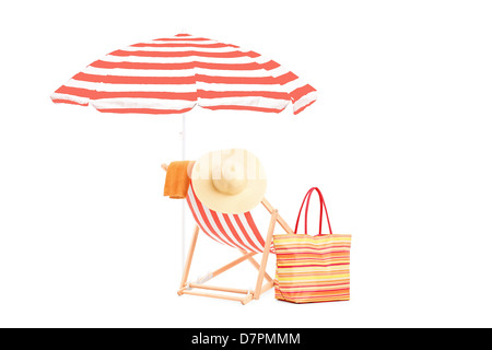 So liege mit Orangen Streifen, Sonnenschirm und Sommer Accessoires, isoliert auf weißem Hintergrund Stockfoto