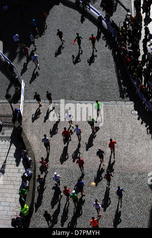 Tschechische Republik Prag 12. Mai 2013 Volkswagen Marathon 2013. Einer der schönsten Marathons der Welt. Start und Ziel ist auf dem berühmten Altstädter Ring, die Strecke führt Herzen der Stadt, entlang des Flusses und den verschiedenen Bezirken von Prag. Stockfoto