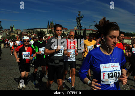 Tschechische Republik Prag 12. Mai 2013 Volkswagen Marathon 2013. Einer der schönsten Marathons der Welt. Start und Ziel ist auf dem berühmten Altstädter Ring, die Strecke führt Herzen der Stadt, entlang des Flusses und den verschiedenen Bezirken von Prag. Stockfoto