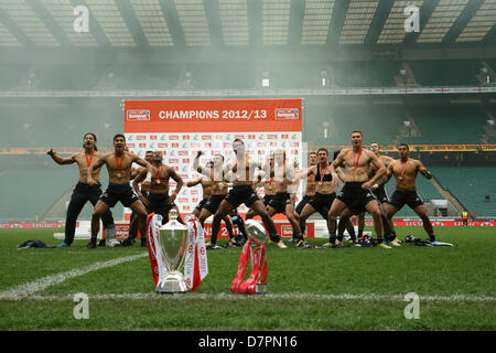 London, UK. 12. Mai 2013. New Zealand 'Der Haka' mit den Cup und Meisterschaft Trophäen im Vordergrund nach Marriott London Sevens im Twickenham Stadium durchführen. Bildnachweis: Elsie Kibue / Alamy Live News Stockfoto