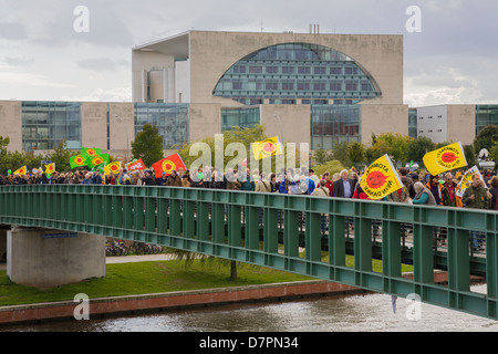 Anti-Atom-Demonstration im Regierungsviertel, hier vor dem Kanzleramt, Berlin Stockfoto