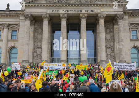 Anti-Atom-Demonstration im Regierungsviertel, hier vor Reichstagsgebäude oder Bundestag Parlament, Berlin Stockfoto