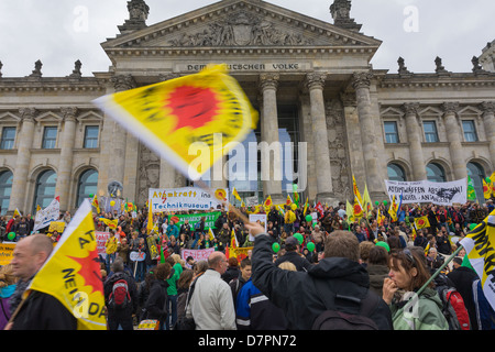 Anti-Atom-Demonstration im Regierungsviertel, hier vor Reichstagsgebäude oder Bundestag Parlament, Berlin Stockfoto