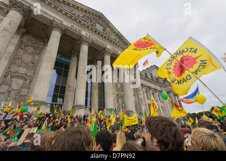 Anti-Atom-Demonstration im Regierungsviertel, hier vor Reichstagsgebäude oder Bundestag Parlament, Berlin Stockfoto