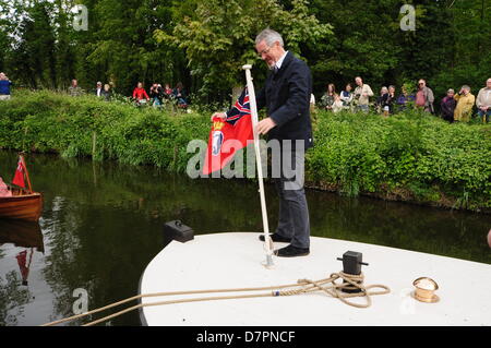 Sudbury, UK. 12. Mai 2013. Griff Rhys Jones, Medien-Persönlichkeit und Vize-Präsident des River Stour Trust eingeweiht Personenverkehr auf der restaurierten Stour leichter, John Constable, in Sudbury am Sonntag, den 12. Mai. Bildnachweis: John Worrall/Alamy Live-Nachrichten Stockfoto