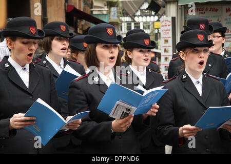 London, UK. 12. Mai 2013. Mitglieder der Heilsarmee singen, dass Christian in Argyll Street der Oxford Street während ihrer wöchentlichen, Hausservice, Gesangbuch. Kredit-David Mbiyu/Alamy Live-Nachrichten Stockfoto