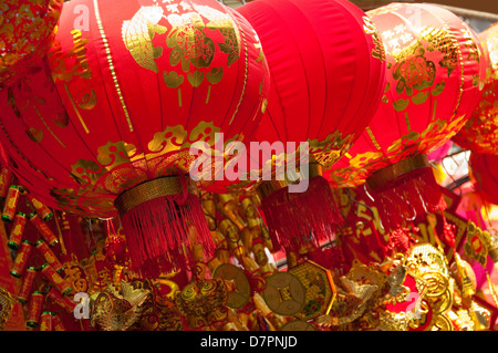 Horizontale Nahaufnahme von roten chinesische Papierlaternen auf Verkauf in der Altstadt in der Vorbereitung für Tet, vietnamesisches Neujahr Stockfoto
