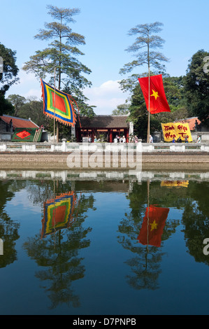 Vertikale Ansicht auch der himmlischen Klarheit, Thiên Quang Tỉnh, im dritten Hof an der Temple of Literature in Hanoi Stockfoto