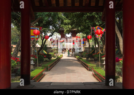 Horizontale Ansicht des Constellation of Literature Pavillons, Khuê van Các, an der Temple of Literature in Hanoi an einem sonnigen Tag. Stockfoto