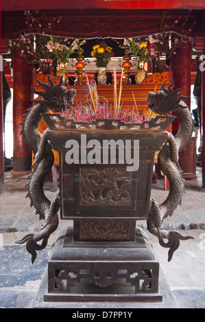 Vertikale Nahaufnahme von einer reich verzierten Weihrauch Räuchergefäß bei House of Ceremonies, Bai Duong, an der Temple of Literature in Hanoi. Stockfoto