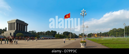 Horizontale (3 Bild Heftung) Panoramablick über den Ho-Chi-Minh-Mausoleum im Zentrum von Hanoi an einem sonnigen Tag. Stockfoto