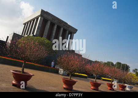 Horizontale Ansicht von der Ho-Chi-Minh-Mausoleum im Zentrum von Hanoi an einem sonnigen Tag. Stockfoto