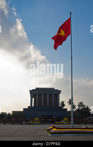 Vertikale Ansicht von der Ho-Chi-Minh-Mausoleum im Zentrum von Hanoi an einem sonnigen Tag. Stockfoto