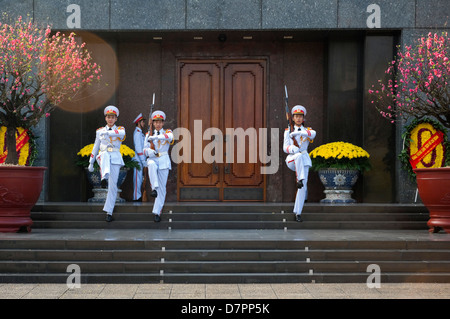 Horizontale hautnah die Wachablösung vor dem Ho-Chi-Minh-Mausoleum im Zentrum von Hanoi an einem sonnigen Tag zu ändern. Stockfoto