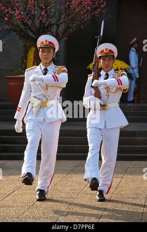 Vertikale Ansicht von der Wachablösung infront von Ho-Chi-Minh Mausoleum im Zentrum von Hanoi an einem sonnigen Tag. Stockfoto