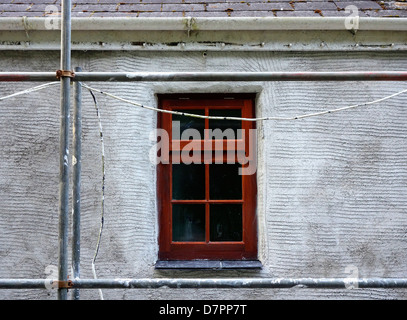ein neues Holzfenster eingebaut in ein altes Landhaus Stockfoto