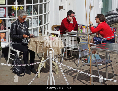 Menschen sitzen vor einem Café in London, England, Vereinigtes Königreich Stockfoto