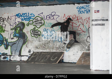 London, UK, 12. Mai 2013. Ein Skateboarder fährt über den Kamm der 50er Jahre konkrete Wellen im Southbank Centre, an der Themse. Der ungenutzte Speicherplatz hat eine lange Verbindung mit Skatern, da der Sport in den 1970er Jahren populär wurde. Die Southbank Behörden wollen nun kommerziell die Unterkirche um eine Sanierung der Haywood Gallery, Queen Elizabeth Hall und Purcell Room zu finanzieren entwickeln. Mehr als 30.000 Unterschriften haben auf eine Online-Petition gegen die vorgeschlagene Entwicklung sammelte. Stockfoto