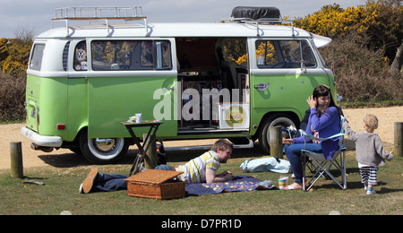 New Forest, Hampshire, England, 5. Mai 2013: Camping in einer Retro Vintage Camper im neuen Wald in Hampshire, England, 5. Mai 2013 Stockfoto