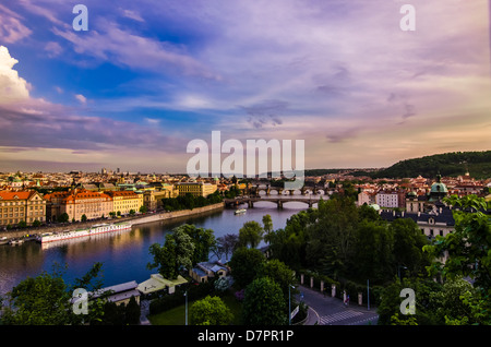 Skyline-Blick über die Vltava (Moldau) und Brücken in Prag bei Sonnenuntergang, Tschechische Republik Stockfoto