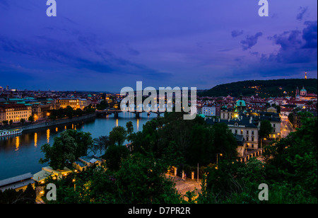 Skyline-Blick über die Vltava (Moldau) und Brücken in Prag bei Sonnenuntergang, Tschechische Republik Stockfoto